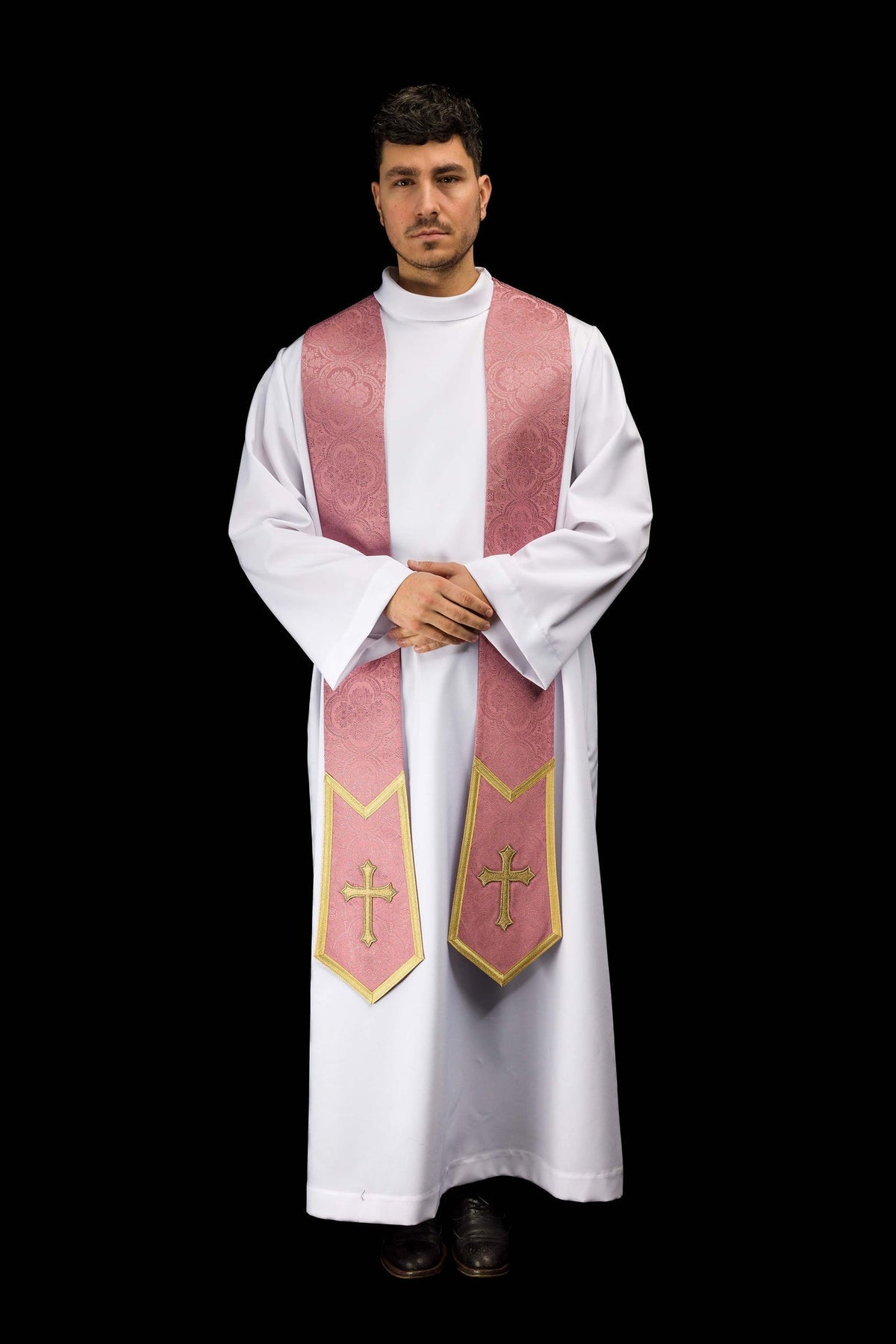 Estola rosa com bordado de cruz dourada em tecido jacquard, vista frontal usada