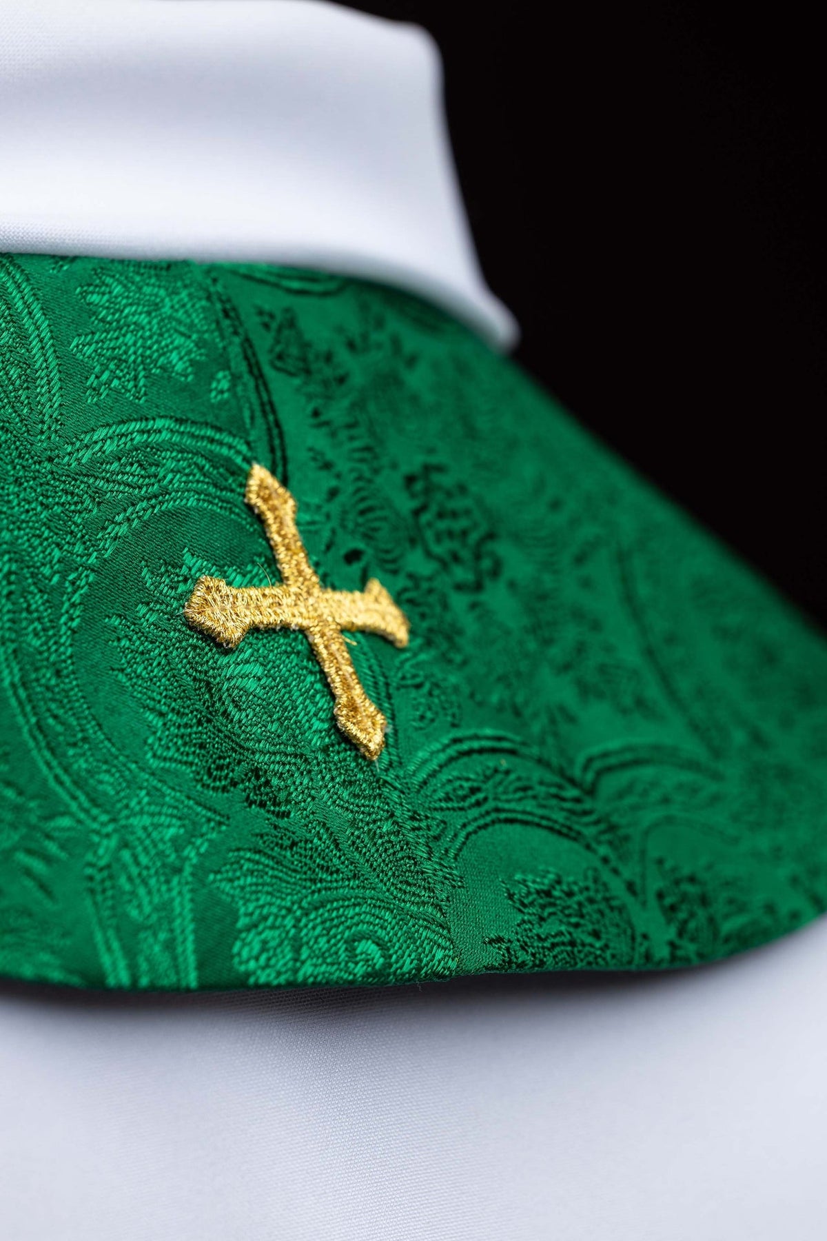 Estola verde com Cruz dourada, detalhe lateral do bordado