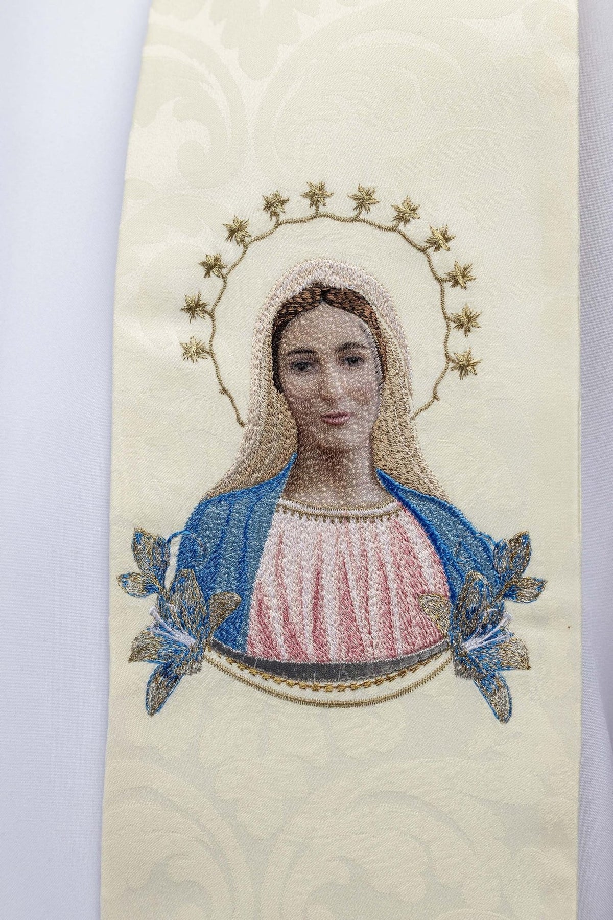 Estola em marfim ecru com bordado detalhado de Nossa Senhora
