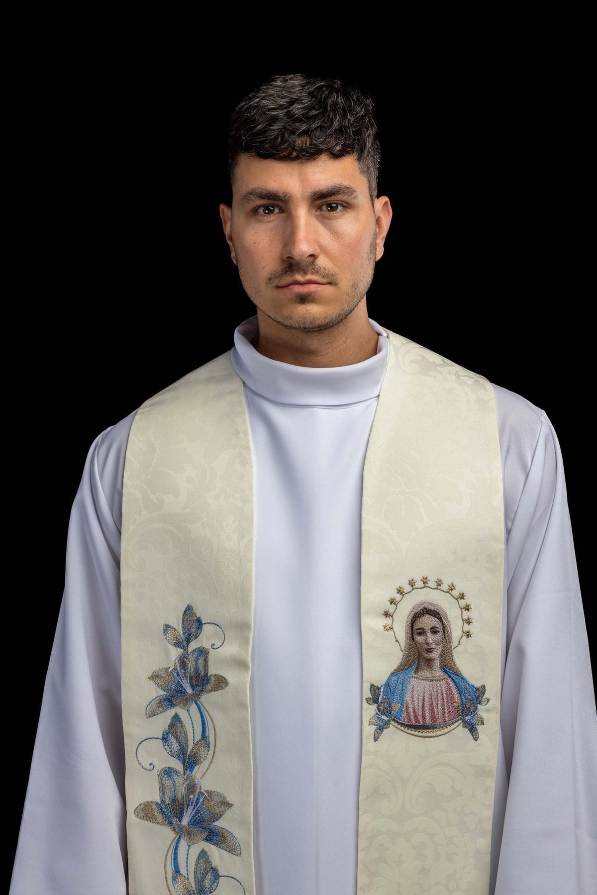 Estola vista de perto, com Nossa Senhora e flores bordadas