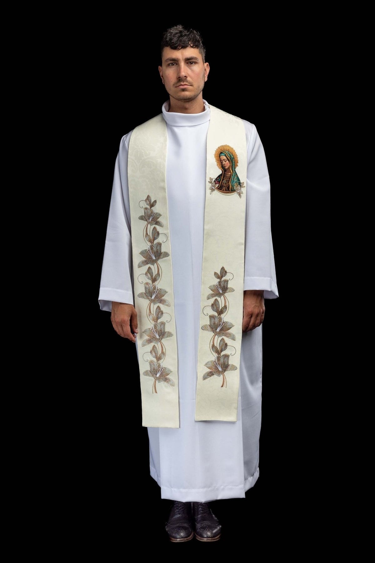 Estola litúrgica bordada com a imagem de Nossa Senhora de Guadalupe, marfim ecru, vista frontal vestida