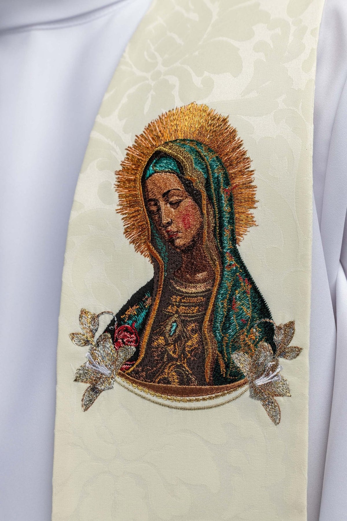 Estola marfim ecru com bordado detalhado de Nossa Senhora