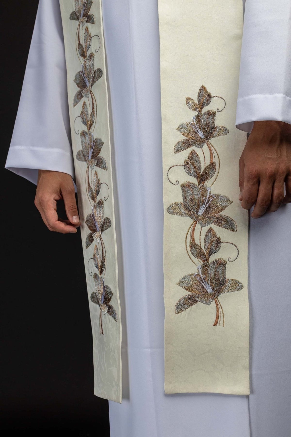 Estola com bordado de flores em dourado, vista aproximada