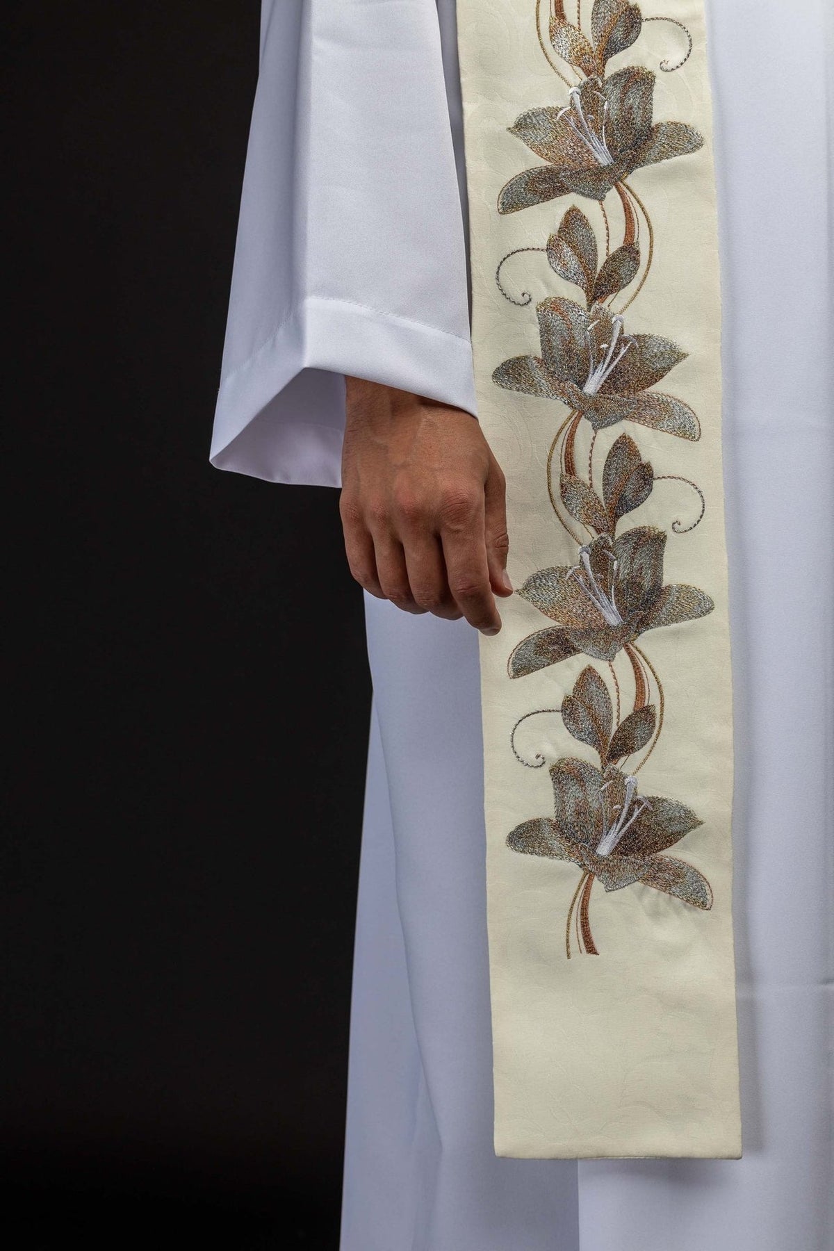 Estola marfim ecru com flores bordadas em dourado, detalhe inferior