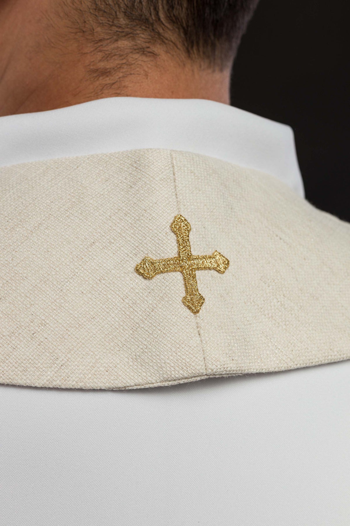 Estola com cruz dourada bordada na união das faixas