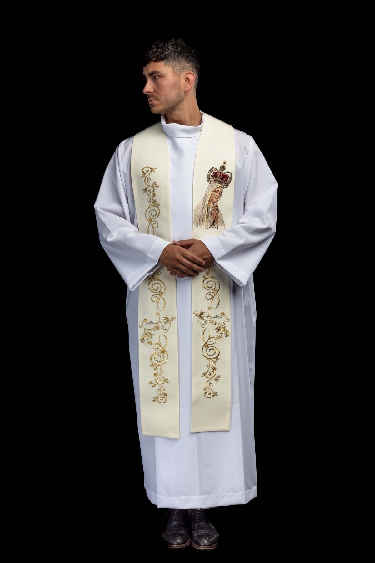 Estola bordada com Nossa Senhora de Fátima, vista frontal sendo usada