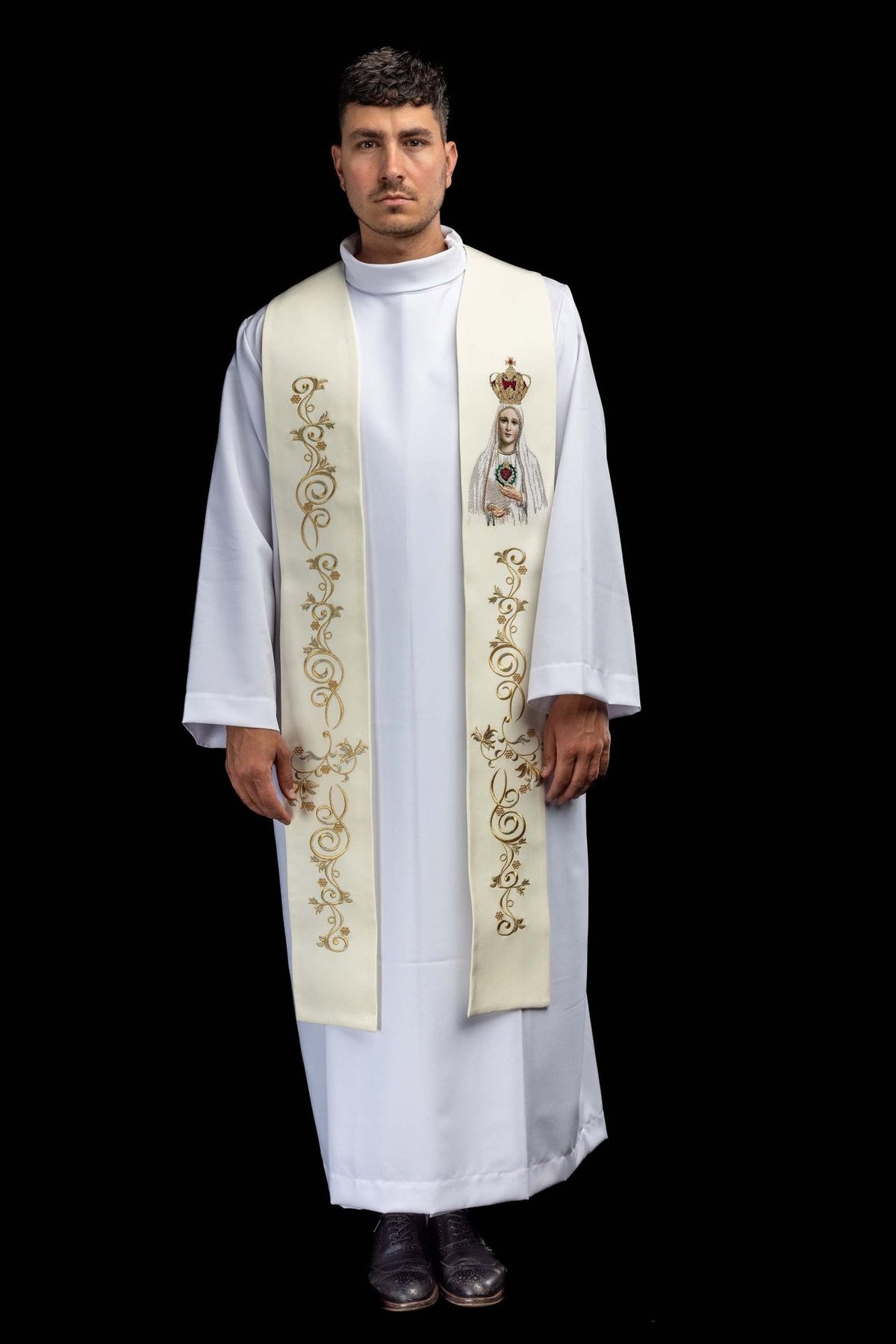 Estola Litúrgica Bordada com a Imagem de Nossa Senhora de Fátima, marfim ecru, vista frontal usada