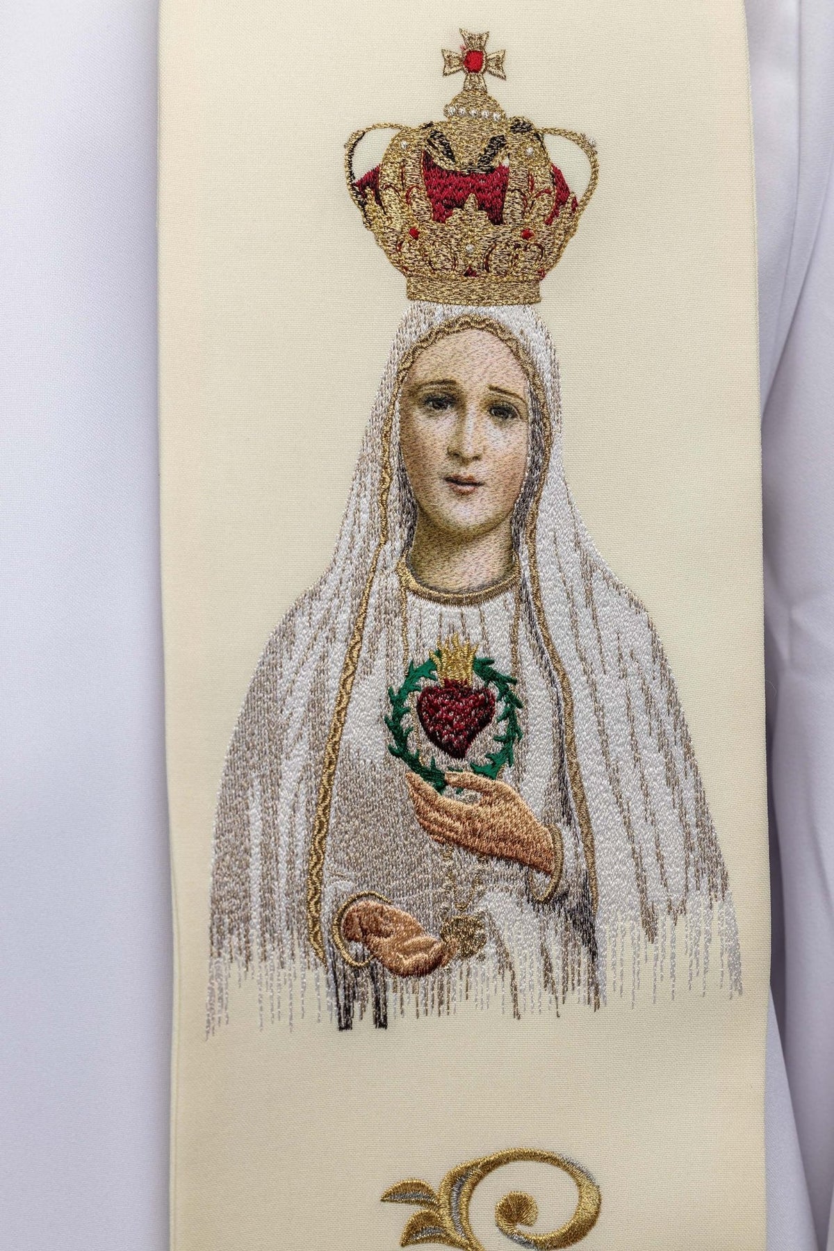 Estola marfim ecru com bordado de Nossa Senhora e coroa, close-up frontal