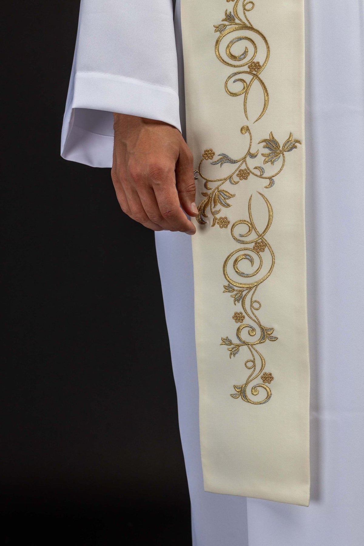 Estola marfim ecru com bordado dourado de arabescos florais, close-up lateral