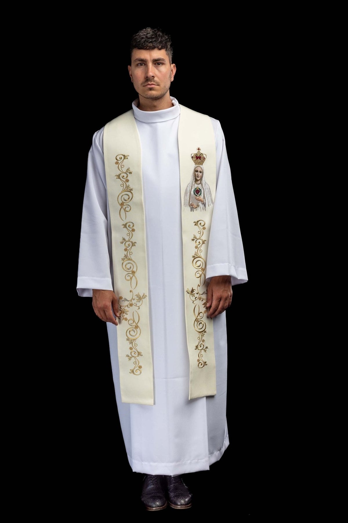 Estola marfim ecru com bordado dourado e imagem de Nossa Senhora, vista frontal completa