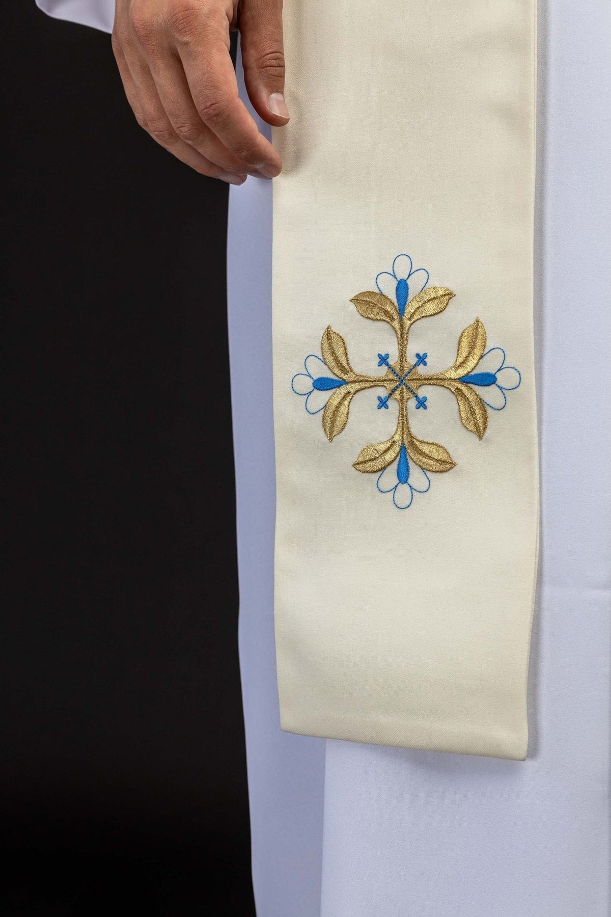 Estola marfim ecru com bordado dourado e azul de cruz floral
