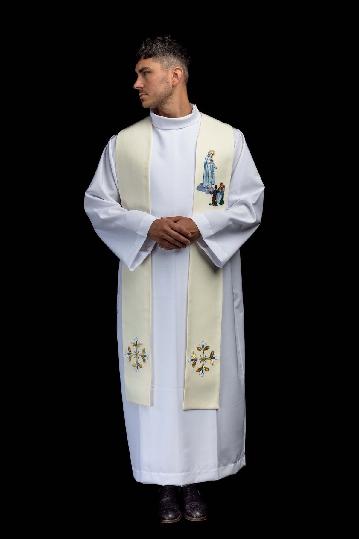 Estola de Nossa Senhora de Fátima em marfim ecru, vista frontal completa usada