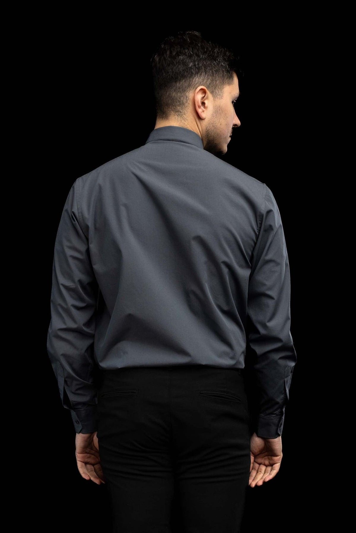 Camisa clerical cinza-escura de manga longa vista por trás