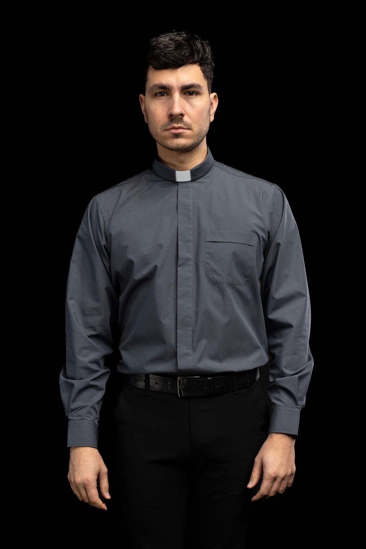 Camisa clerical cinza-escura vista de frente com bolso e colarinho romano