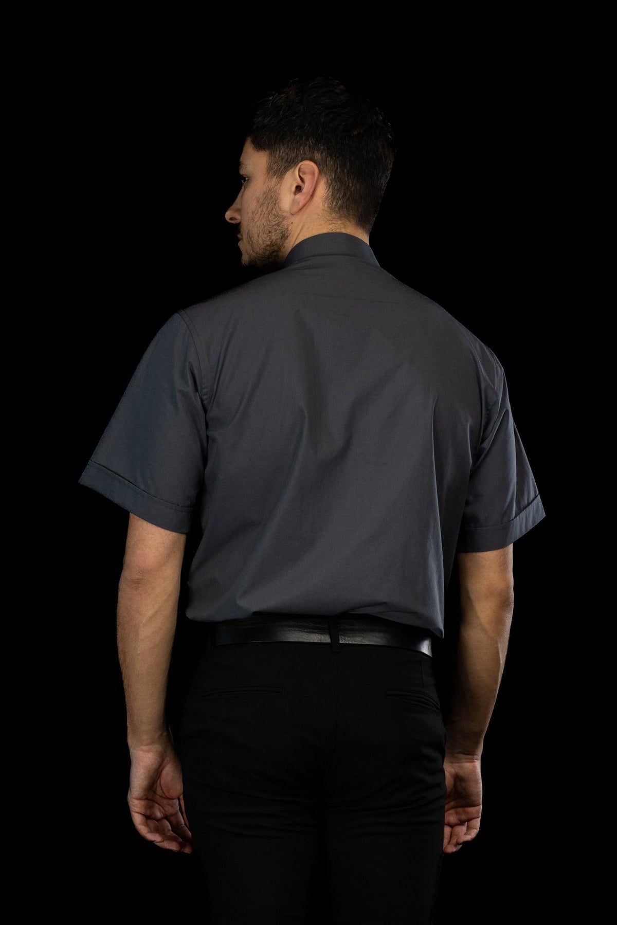 Camisa clerical cinza-escura vista de costas, com manga curta
