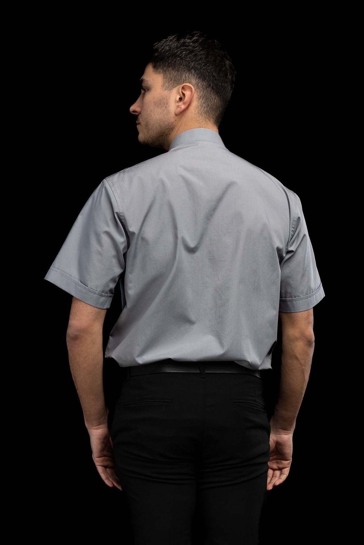 Camisa clerical cinza-clara vista de costas, com manga curta