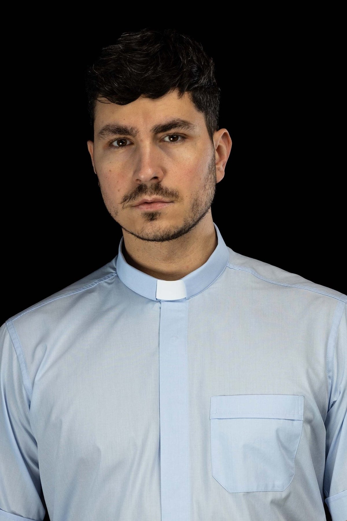 Camisa clerical azul-clara em close-up do colarinho clerical e da parte superior frontal