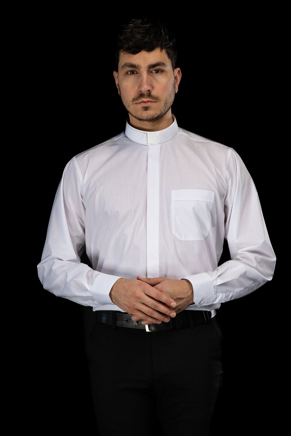 Camisa clerical romana branca de manga longa com colarinho clerical, vista frontal, bolso no peito e punhos abotoados