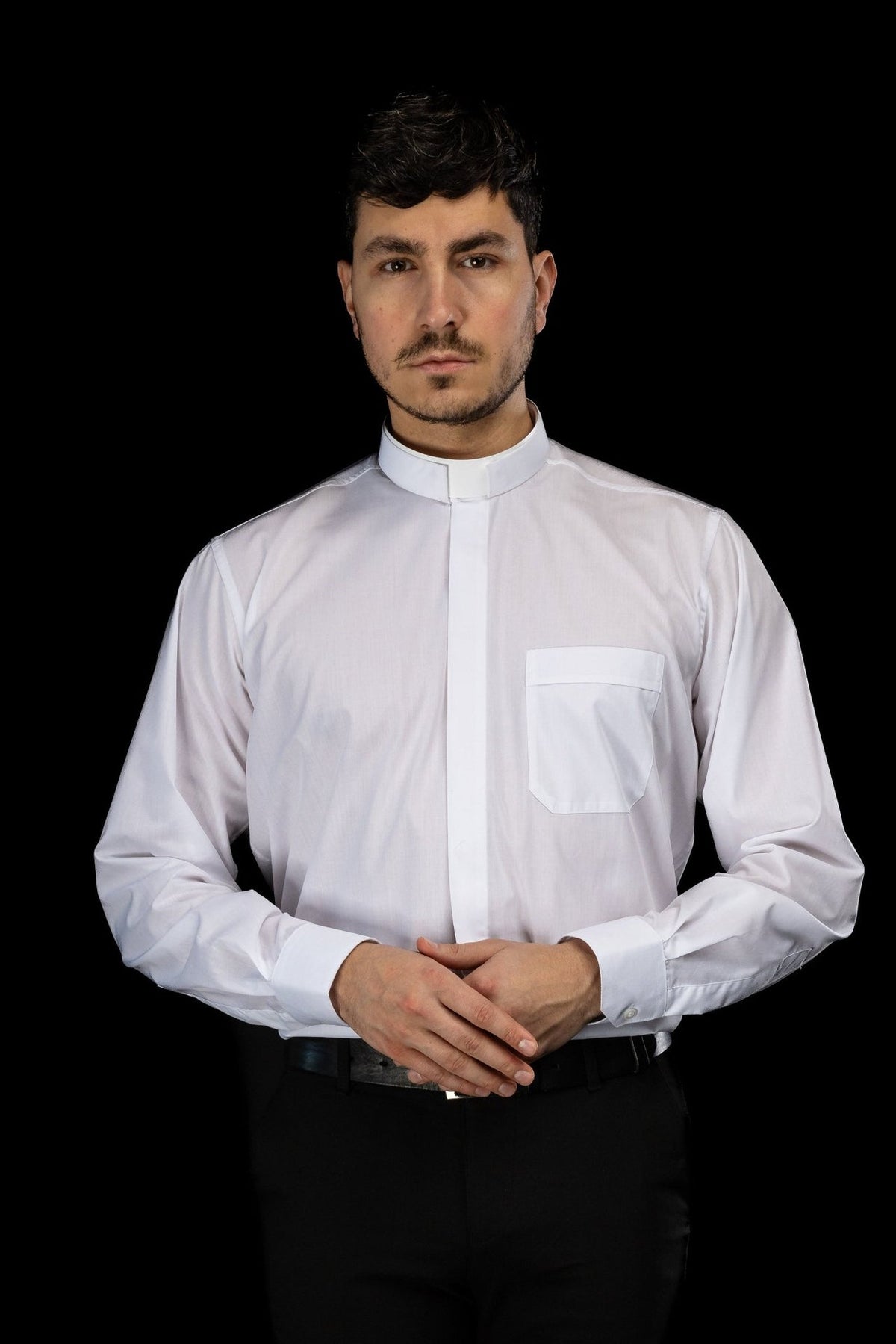 Camisa clerical branca em close-up da faixa frontal sobre os botões