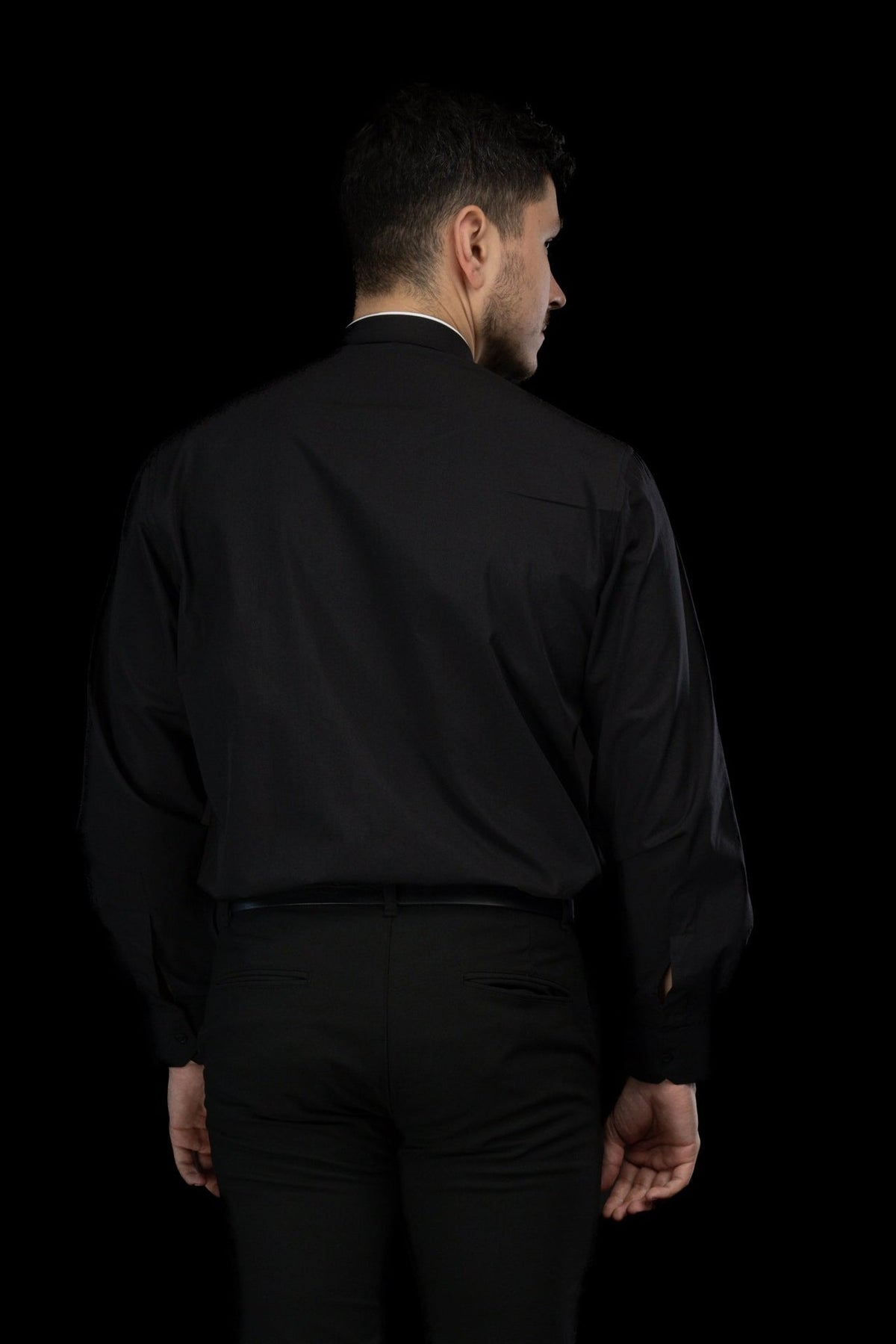 Camisa clerical preta vista de costas, com mangas longas
