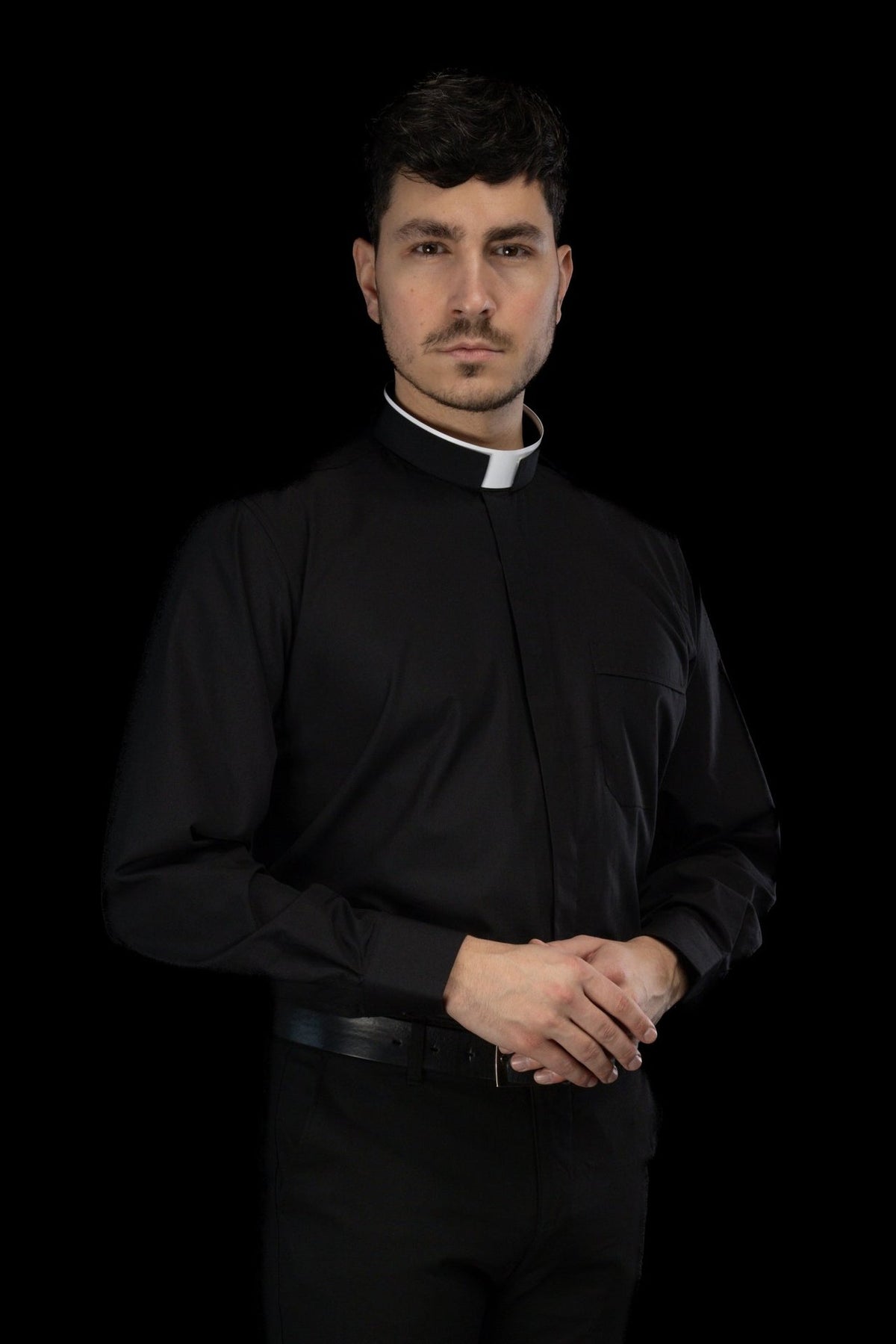 Camisa clerical preta vista de frente, com colarinho romano e bolso