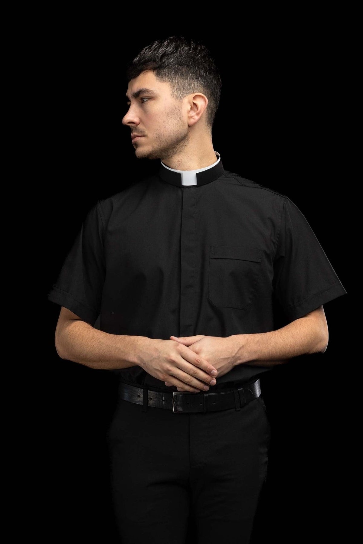 Camisa clerical preta com colarinho romano em vista lateral