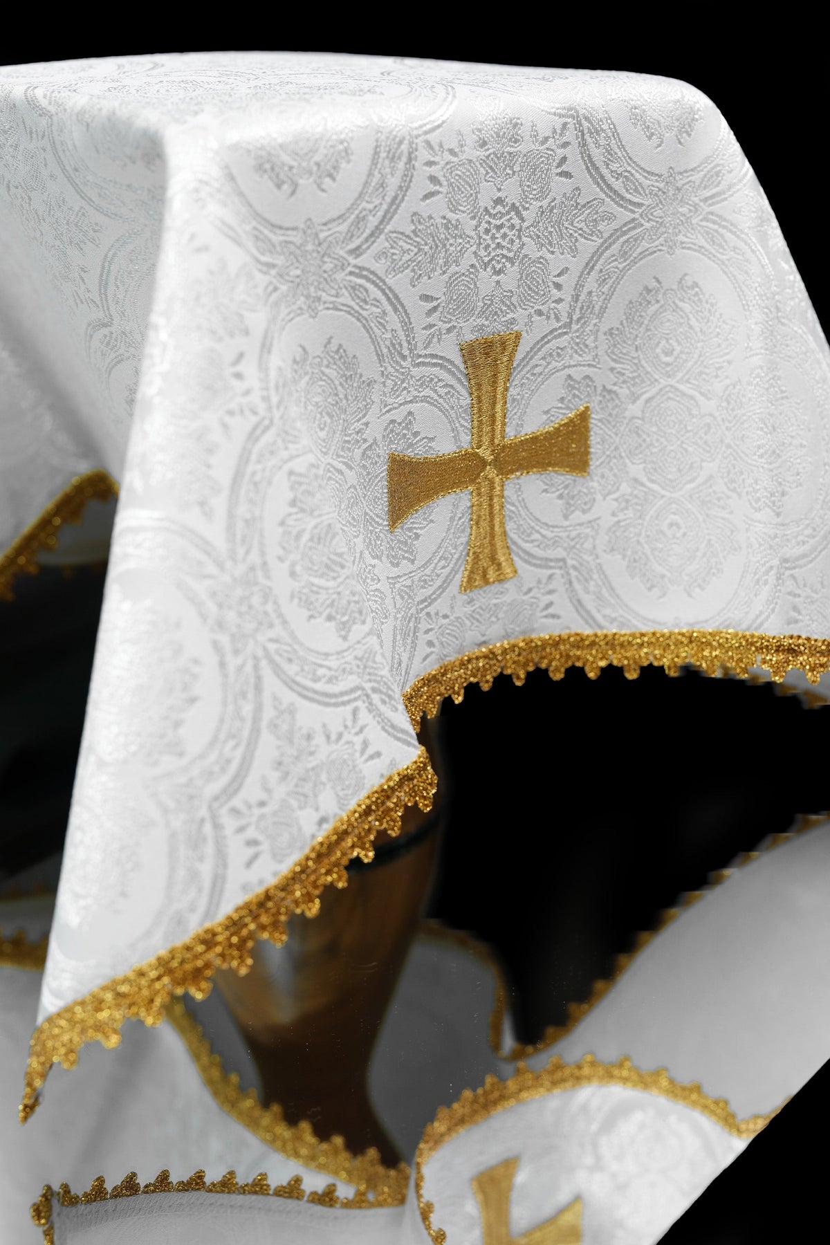 Véu de cálice branco em jacquard, detalhe da cruz dourada e acabamento rendado
