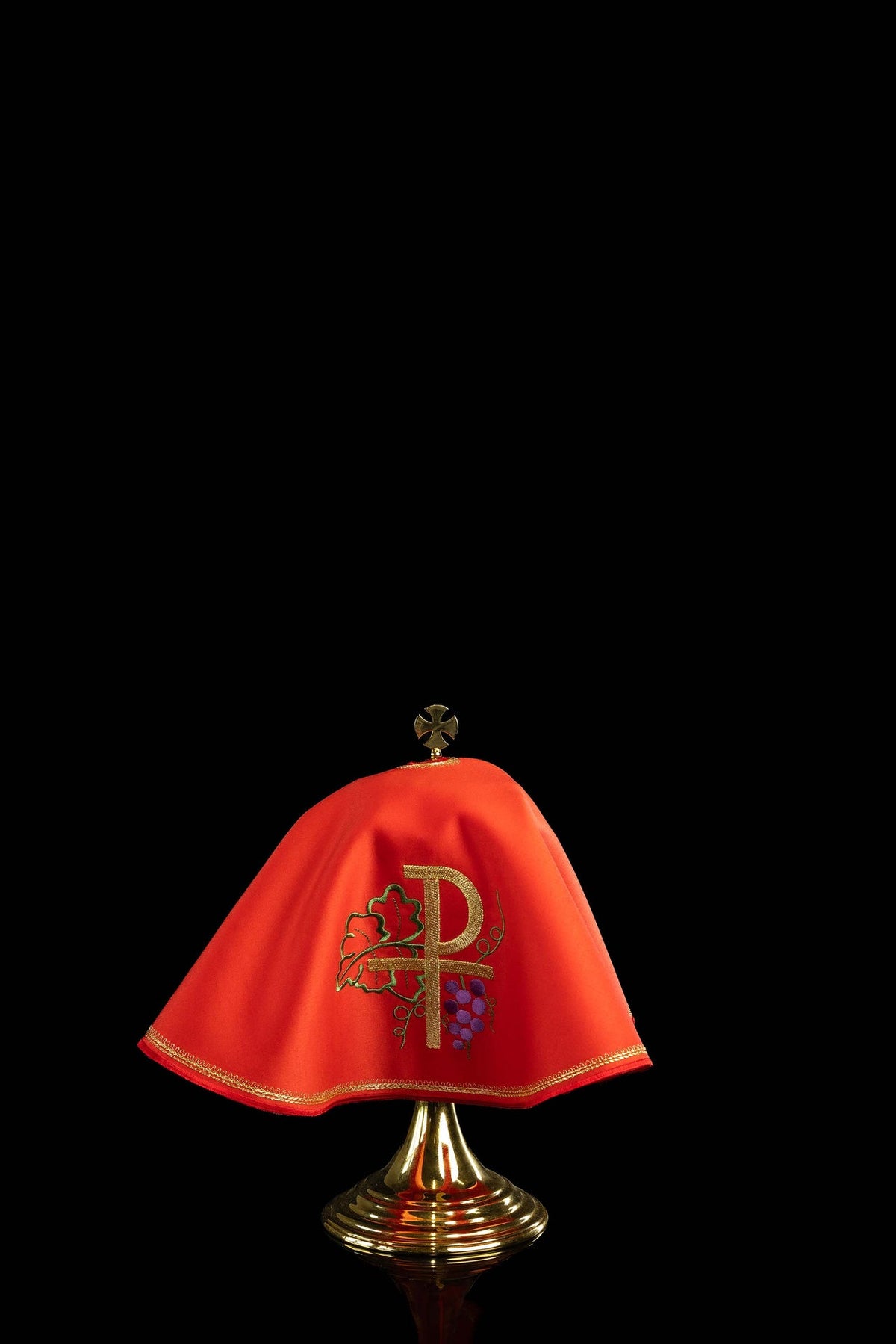 Véu de âmbula vermelho com bordado PAX, vista frontal com videira, uvas e acabamento dourado