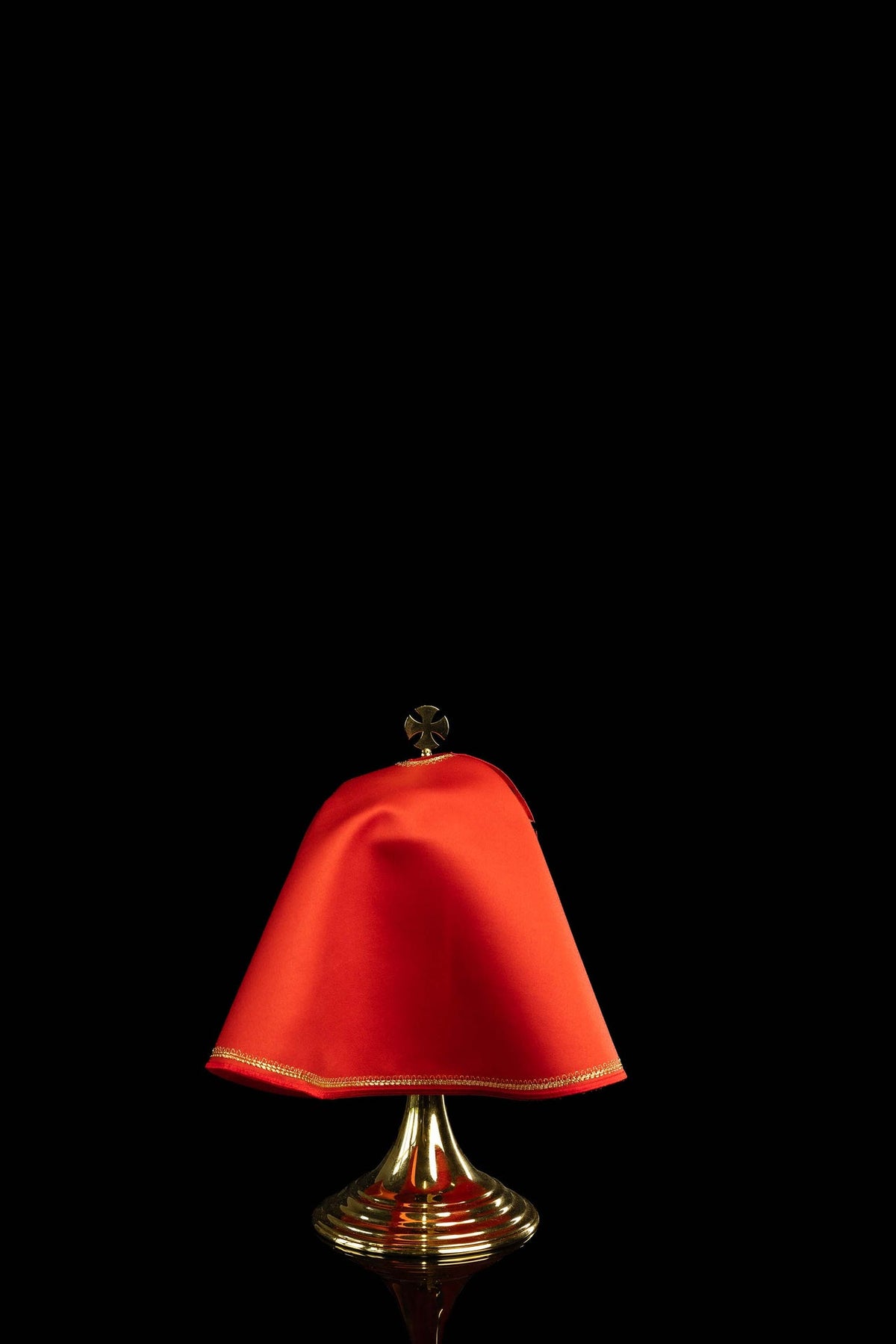 Véu de âmbula vermelho, vista posterior lisa com acabamento dourado na barra