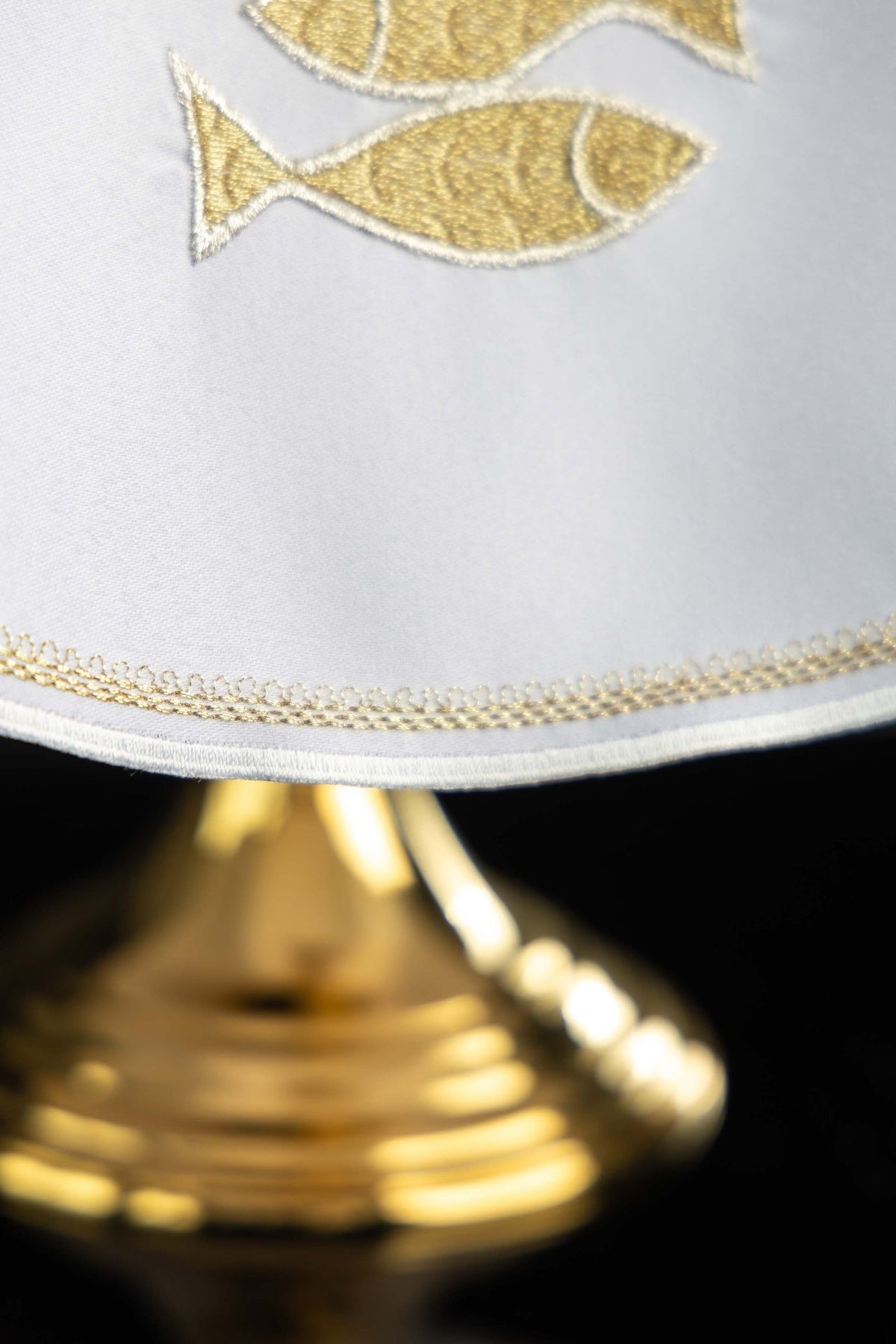 Véu de âmbula com acabamento dourado na borda