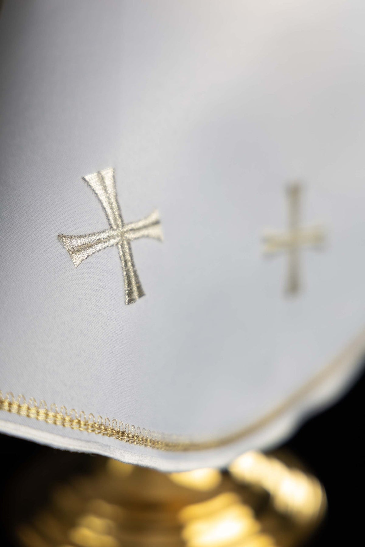 Véu de âmbula com cruz bordada e acabamento dourado