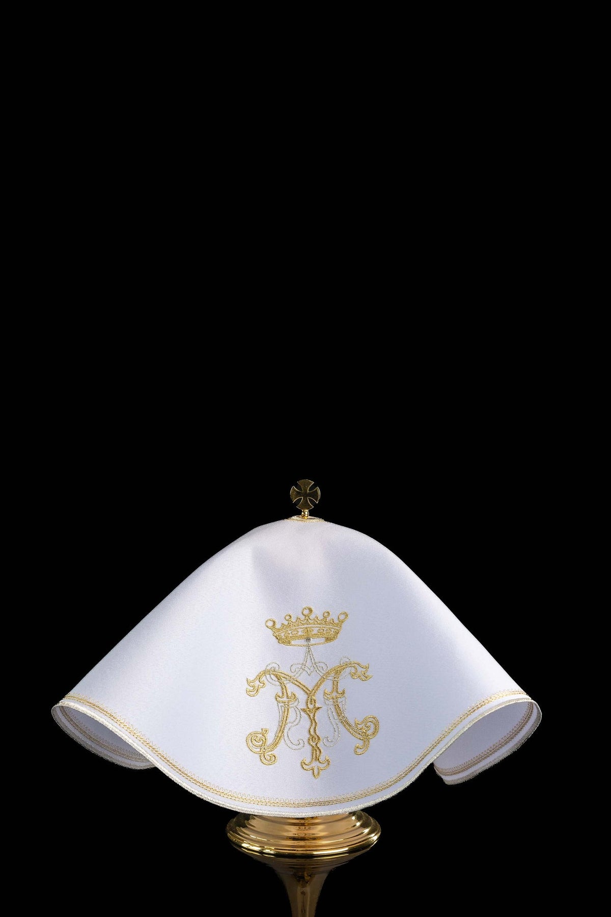 Véu de âmbula redondo com bordado mariano dourado, vista frontal em branco