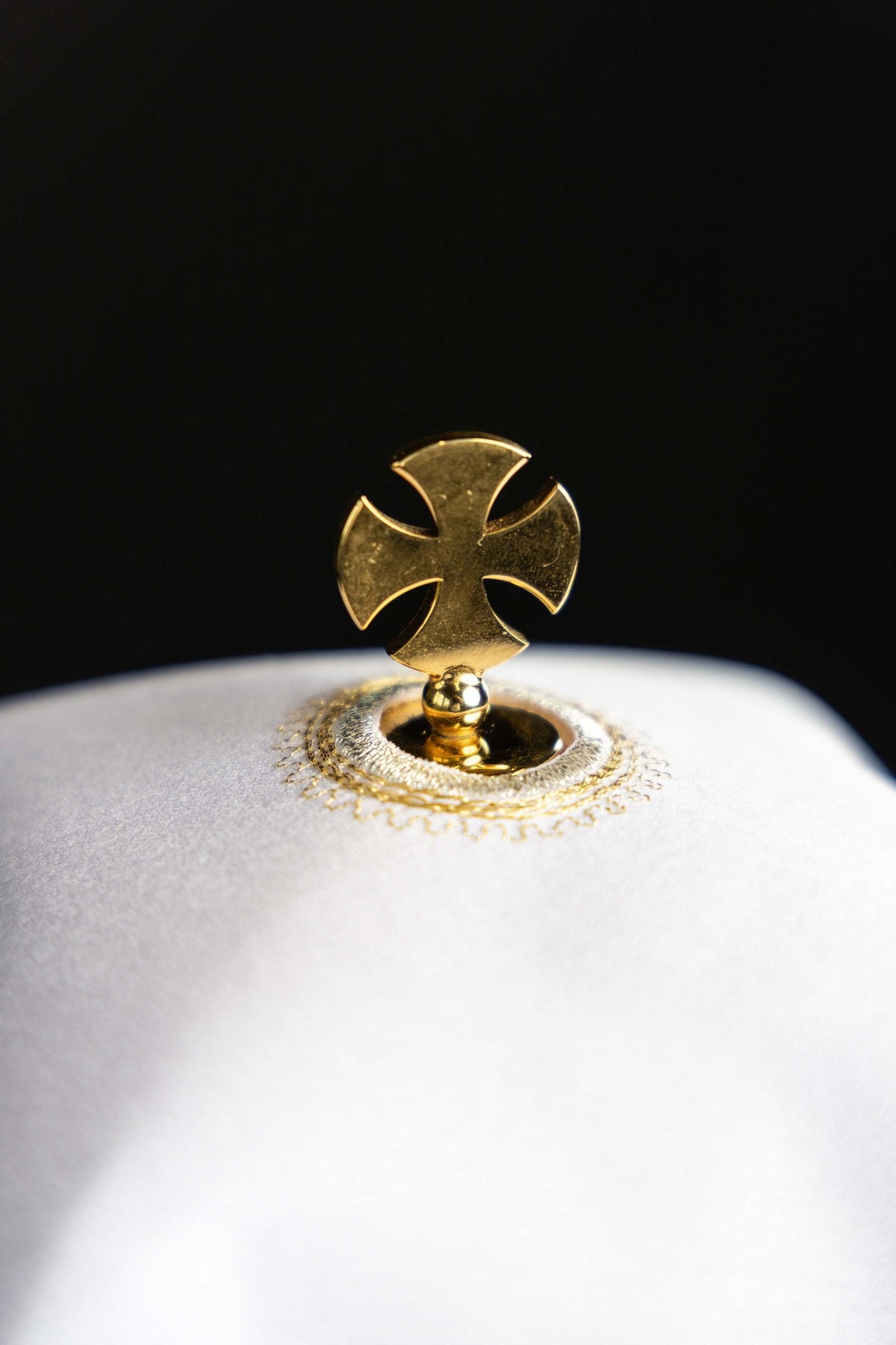 Véu de âmbula em detalhe da barra com bordado dourado