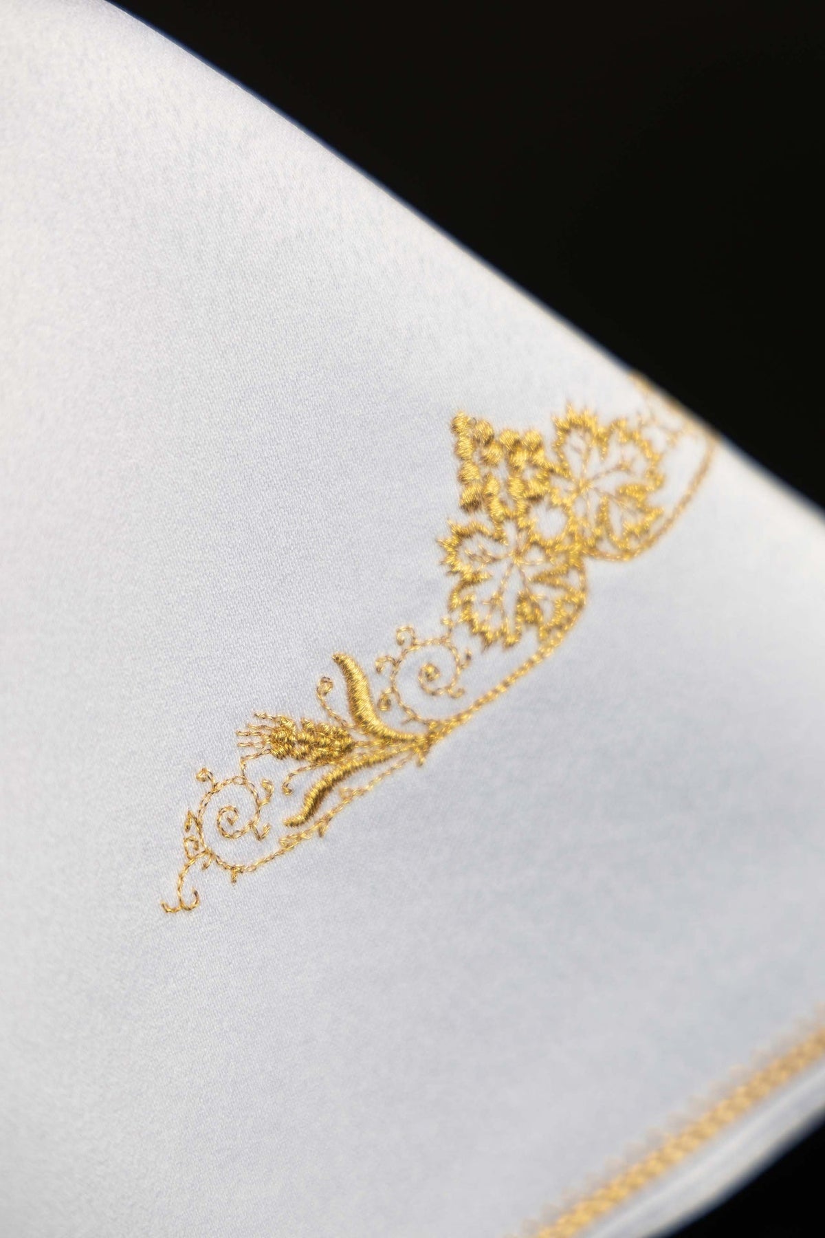 Véu de âmbula branco com close-up do bordado ornamental dourado lateral
