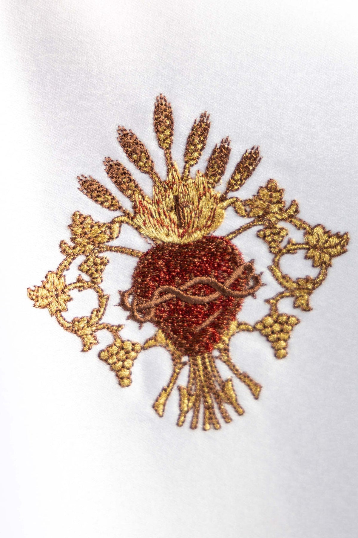 Véu de âmbula com close-up do bordado do Sagrado Coração de Jesus