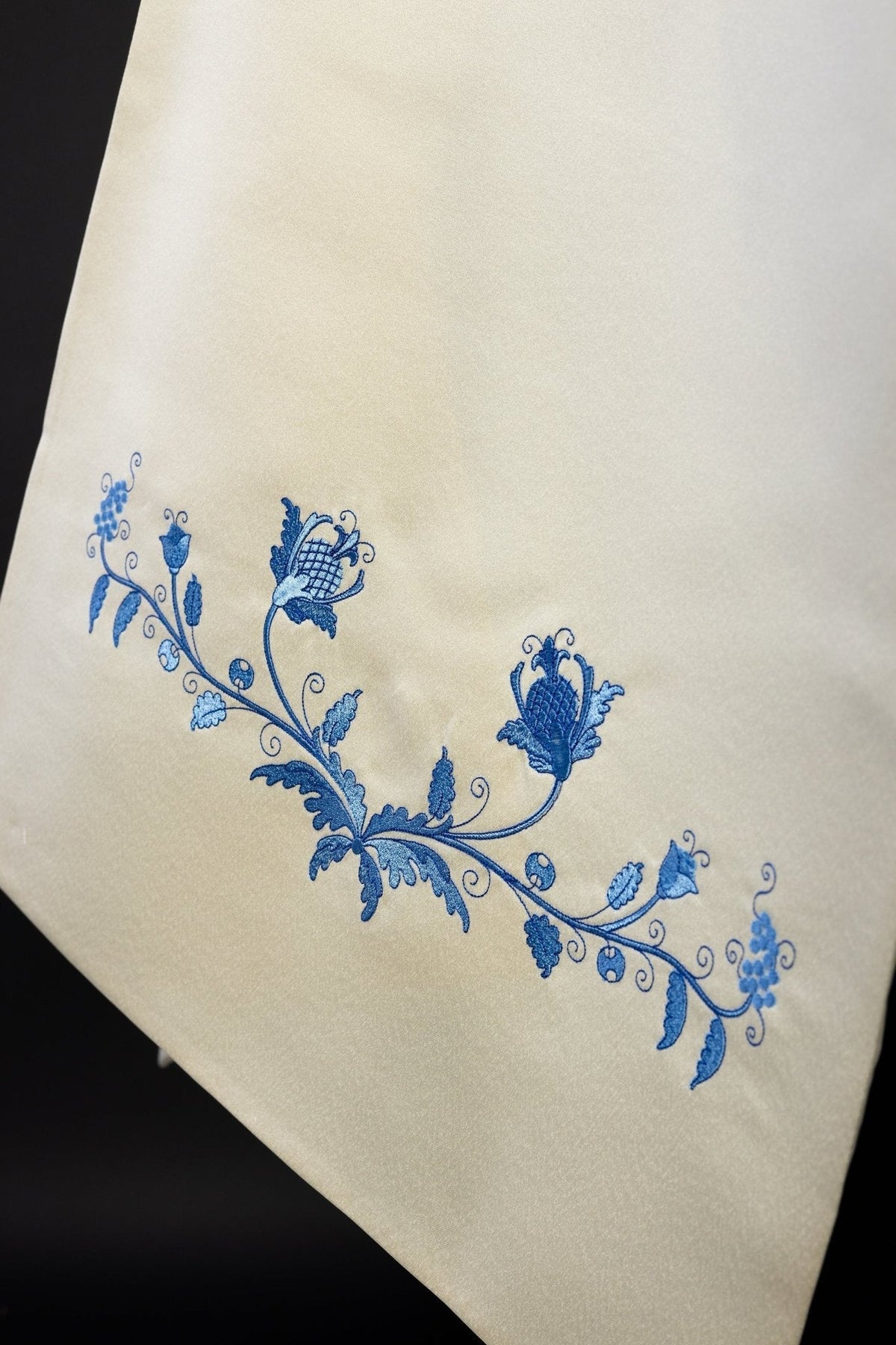 Véu umeral creme com bordado floral azul em detalhe