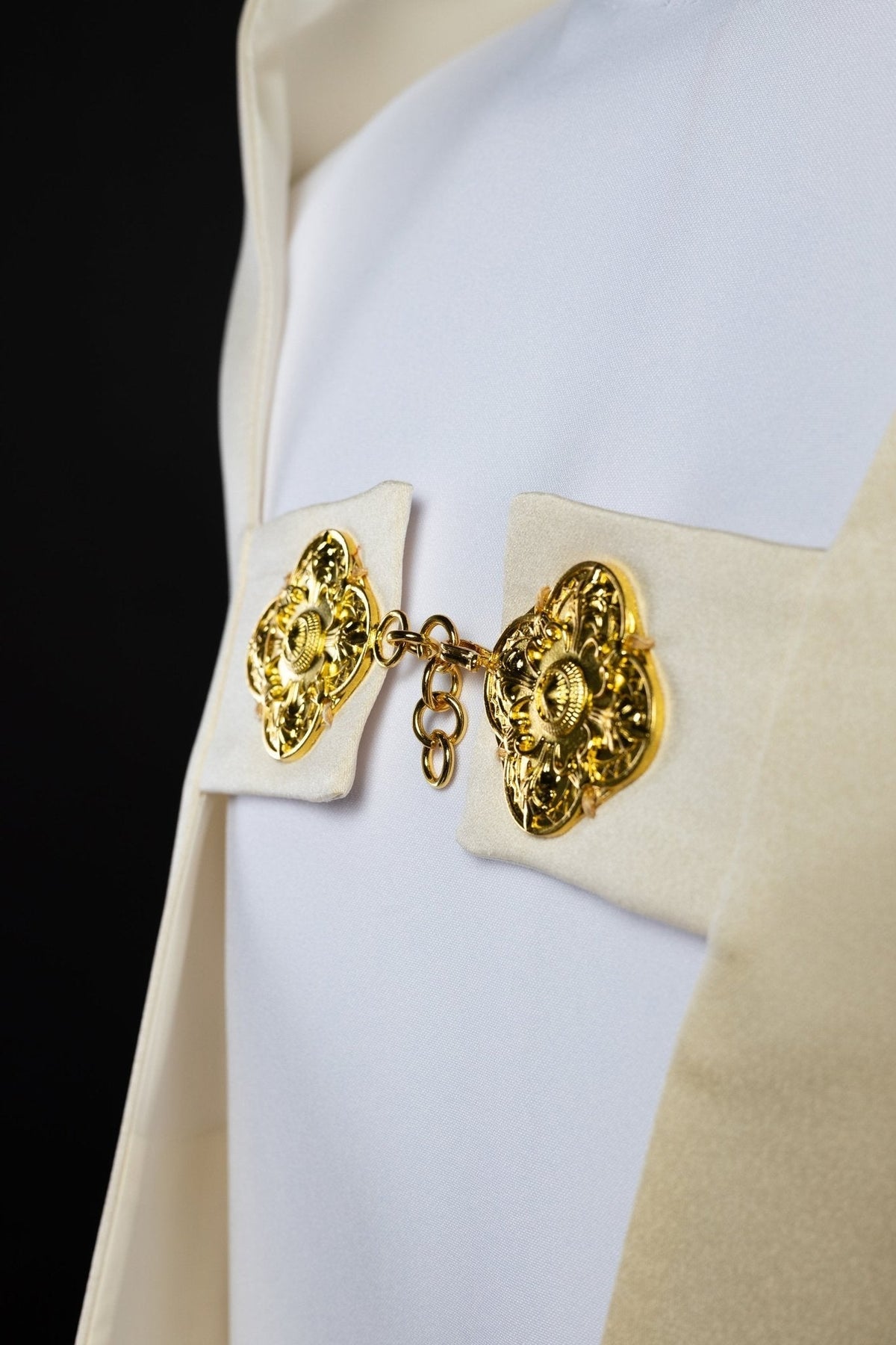 Véu umeral com fecho dourado ornamentado e corrente entre as abas