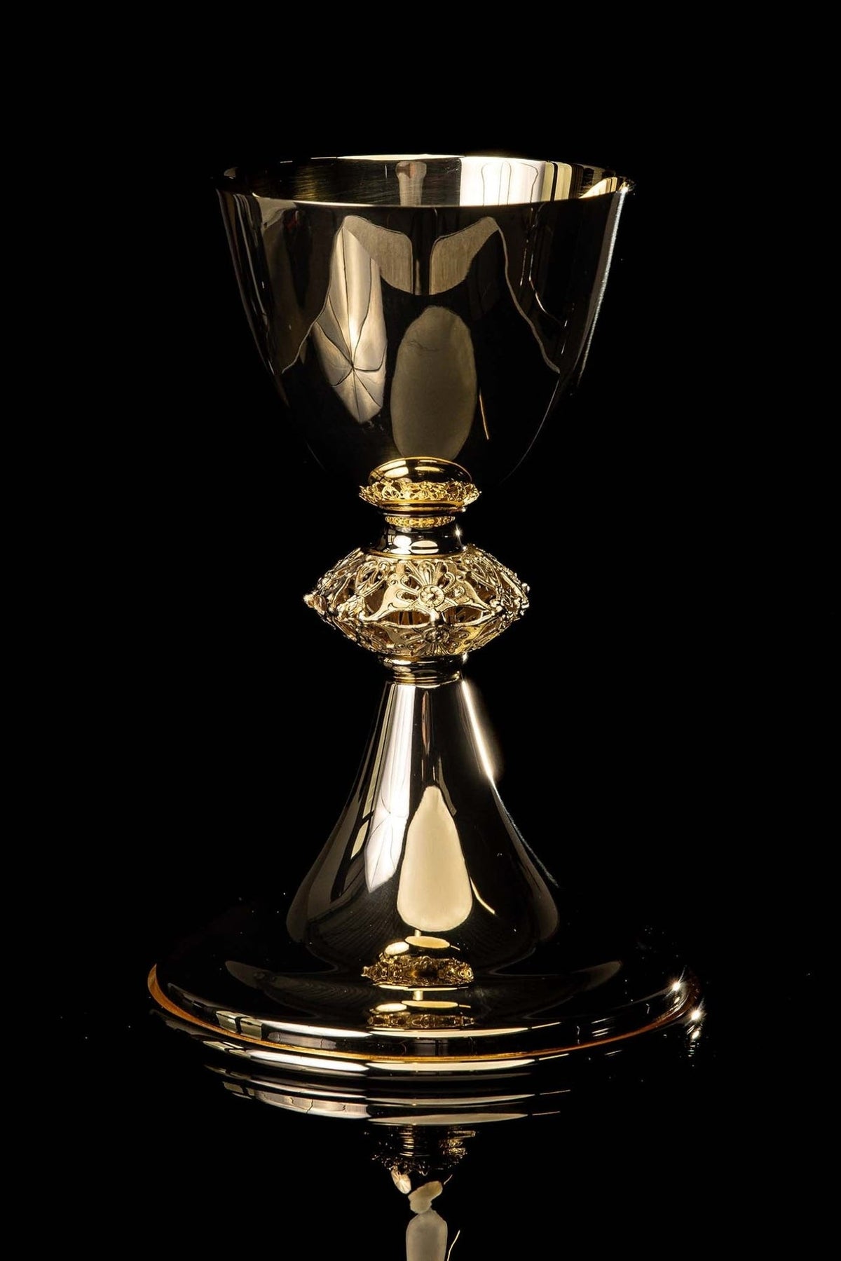 Cálice litúrgico de latão com acabamento dourado e prateado, feito à mão – 19 cm, vista frontal