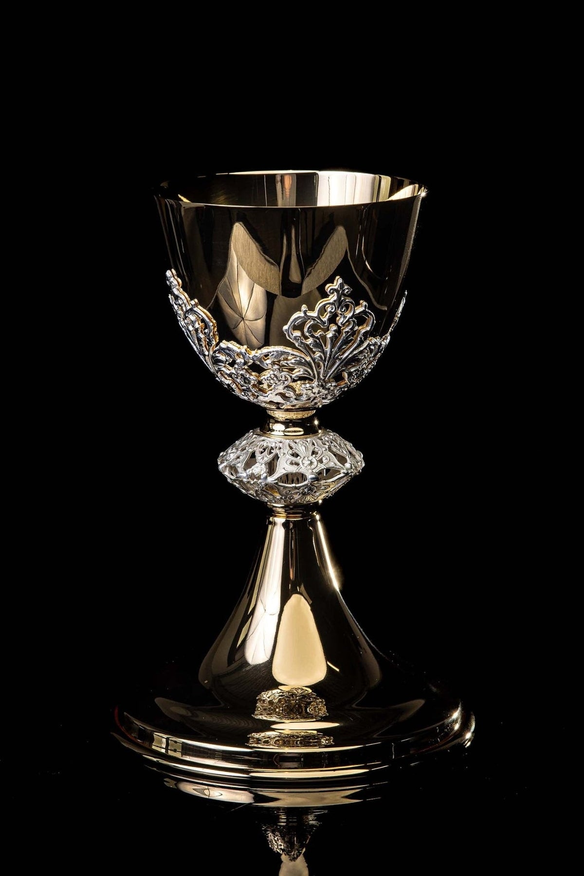 Cálice de missa feito à mão em latão, dourado, com detalhes prateados, vista frontal completa