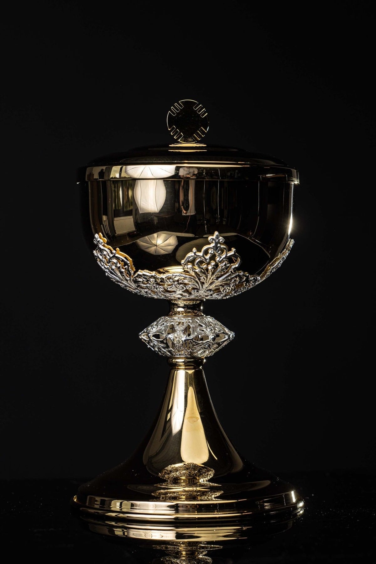 Âmbula litúrgica feita à mão, banhado a ouro 24 ct, com ornamentos prateados de latão, vista frontal