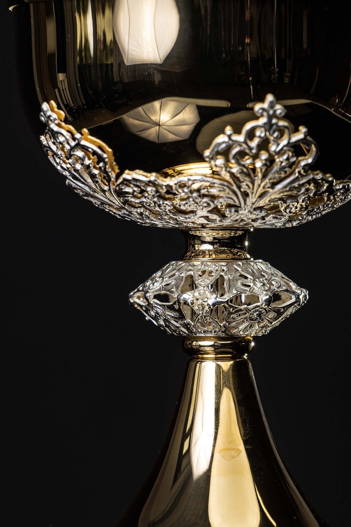 Âmbula banhado a ouro com detalhe do corpo e da base ornamental prateada