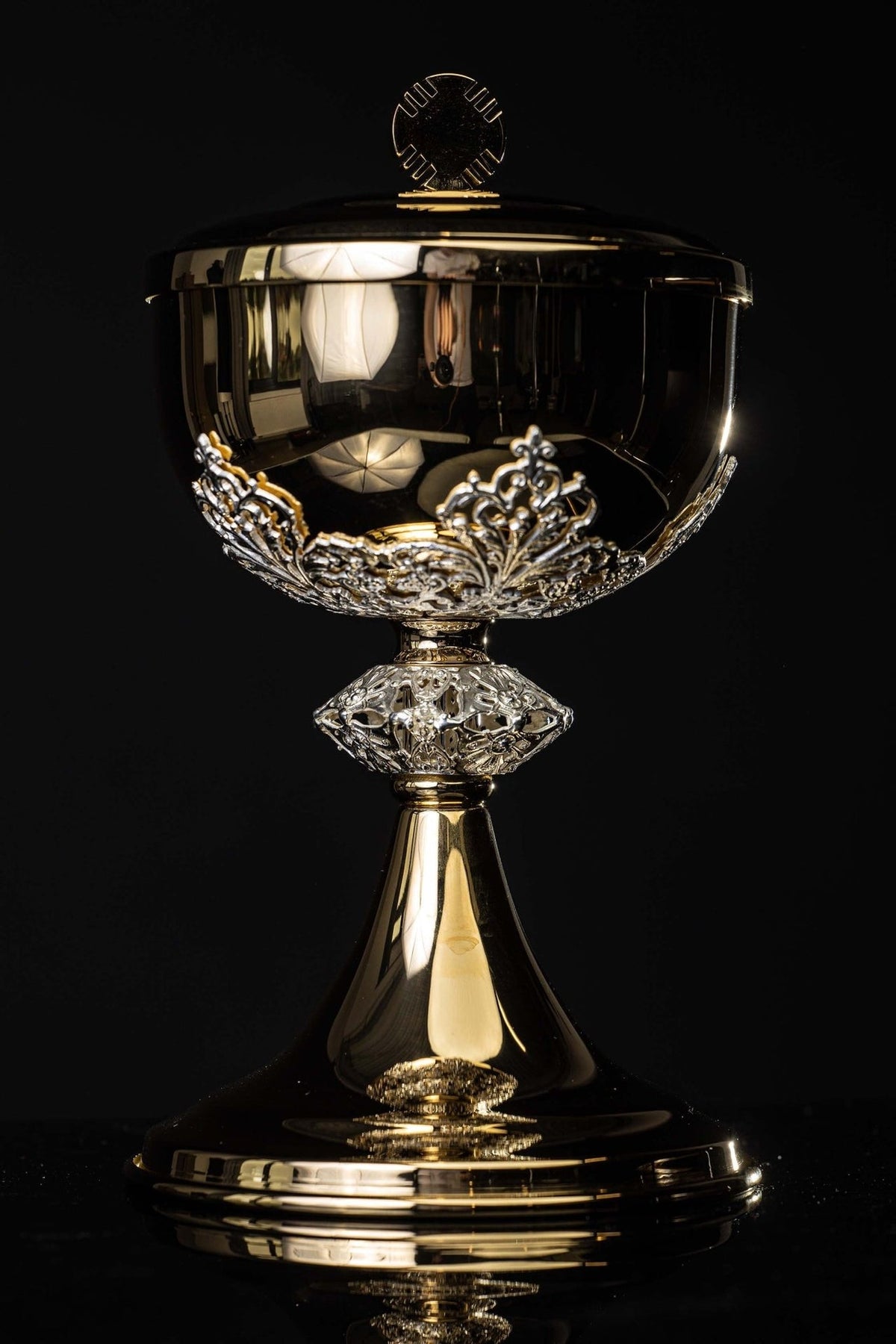 Âmbula banhado a ouro, vista frontal completa com ornamentos prateados de latão
