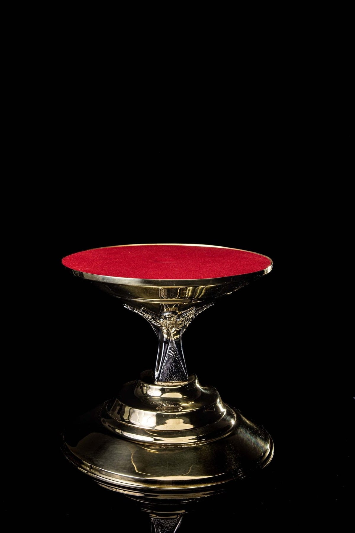 Trono para ostensório em latão dourado, feito à mão, vista frontal com base ampla e forro vermelho