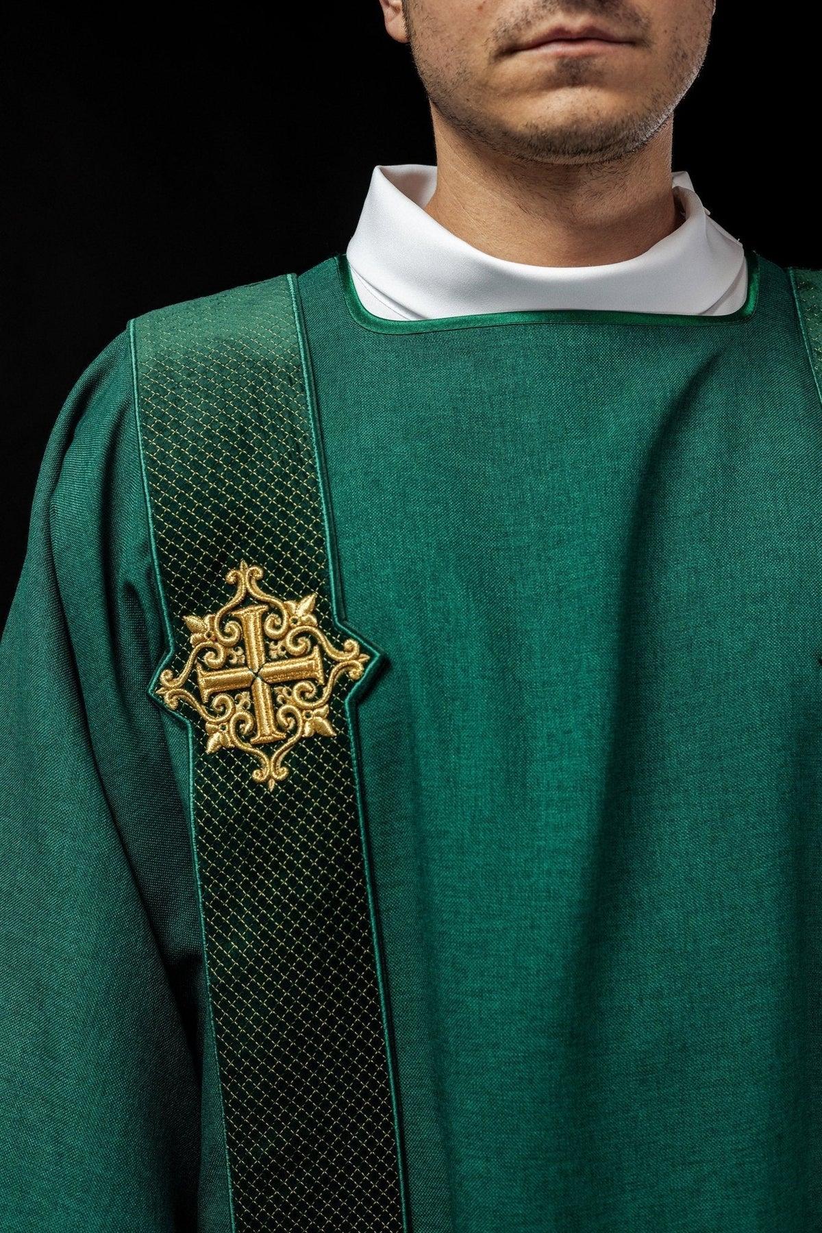 Dalmática verde, close-up frontal da faixa de veludo com bordado dourado da Cruz