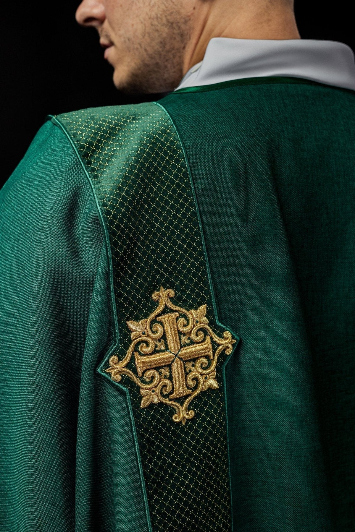 Dalmática verde, close-up traseiro da faixa de veludo com símbolo dourado da Cruz