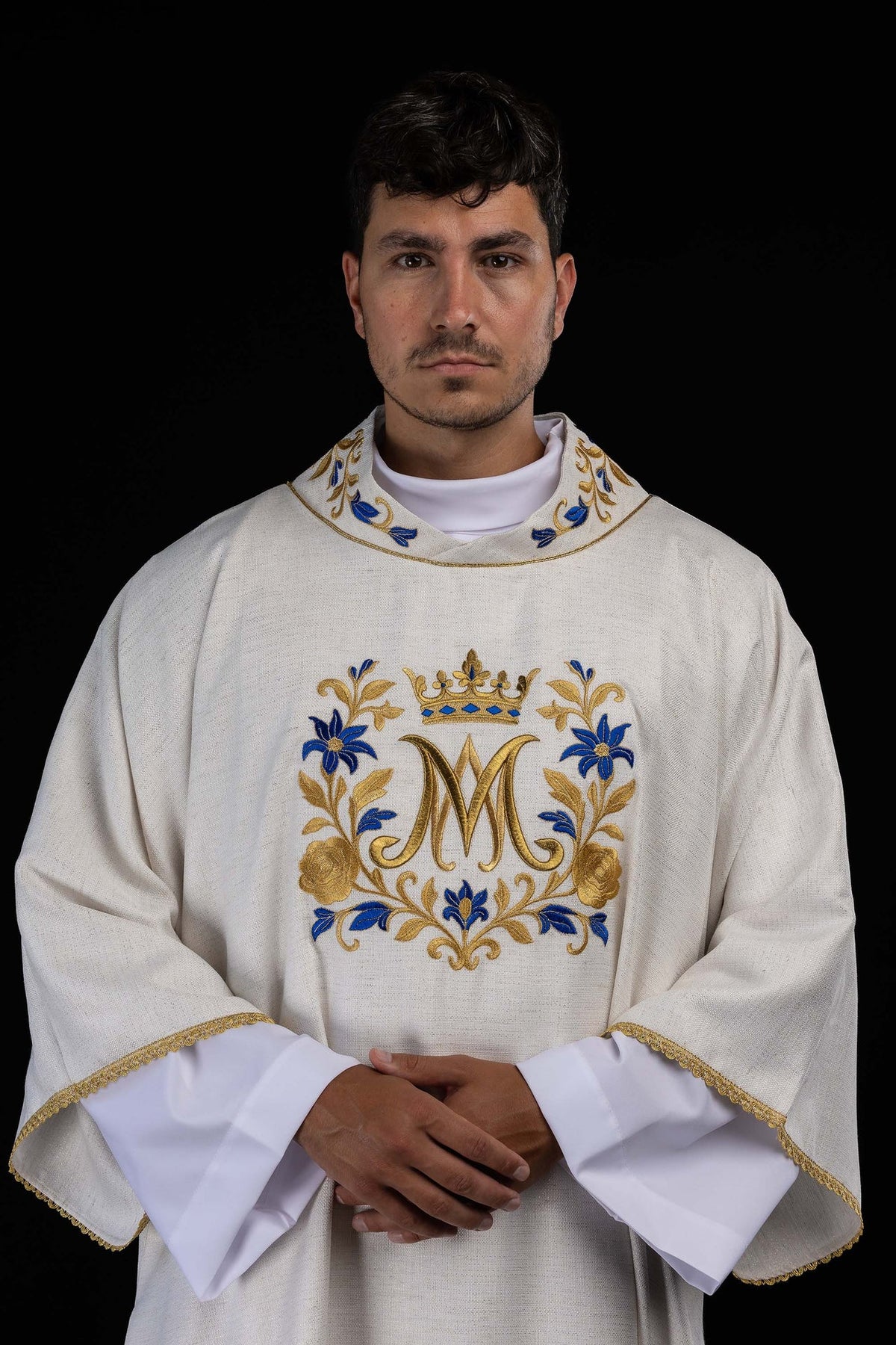 Dalmática marfim ecru com bordado mariano, vista frontal com monograma dourado e flores azuis