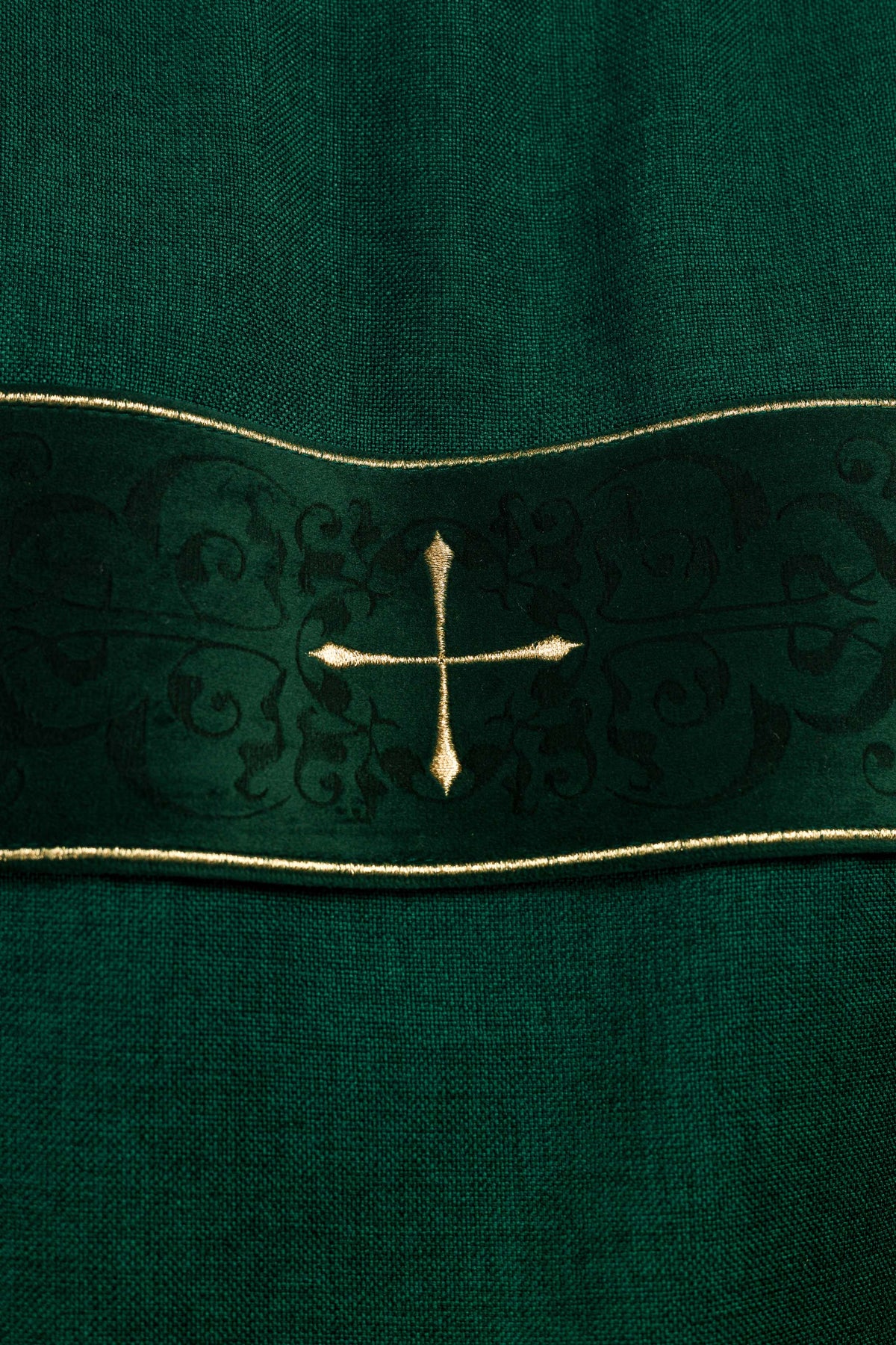 Dalmática verde com faixa de veludo e cruz dourada, detalhe do painel frontal