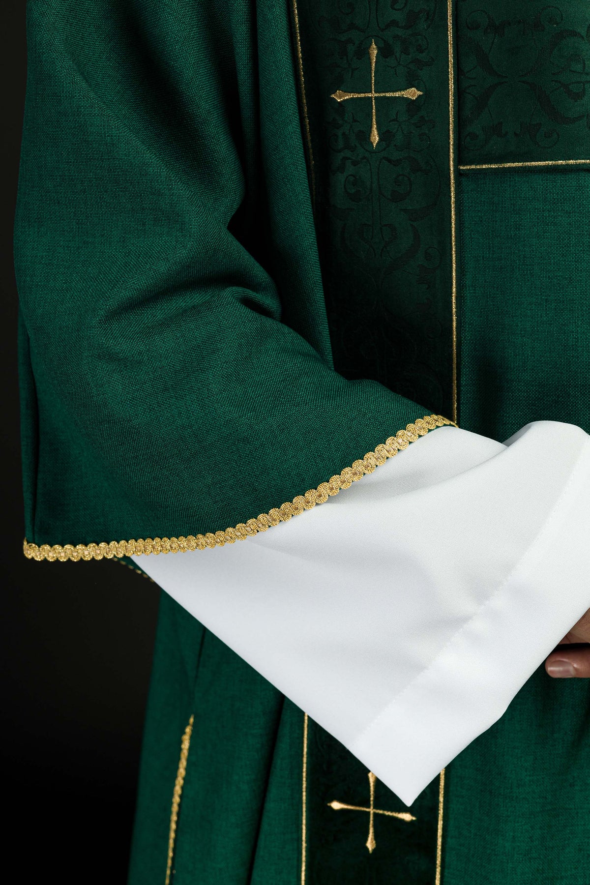 Dalmática verde com faixas de veludo e cruzes douradas, detalhe da manga