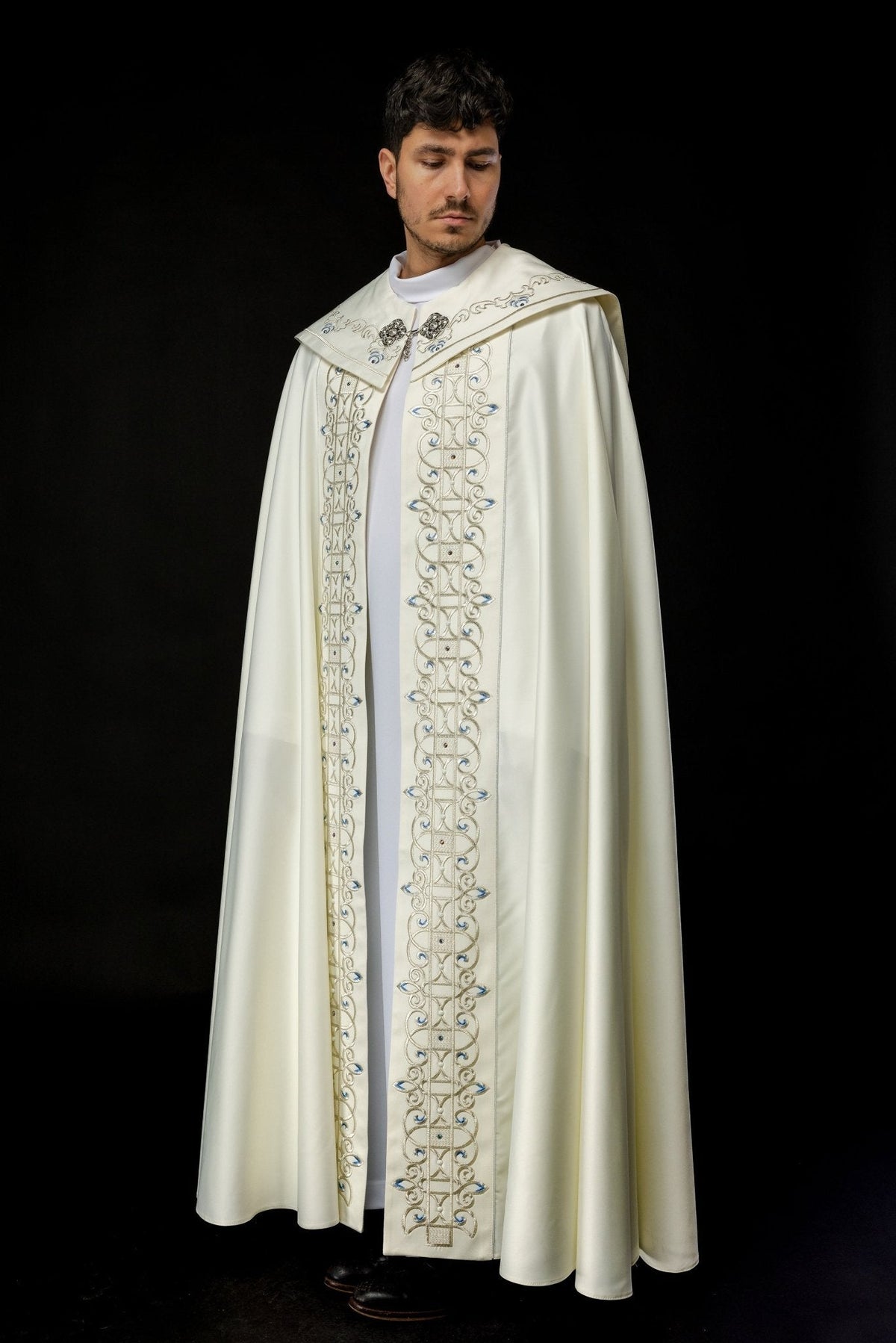 Capa de asperges litúrgica, vista frontal em três quartos com bordado mariano