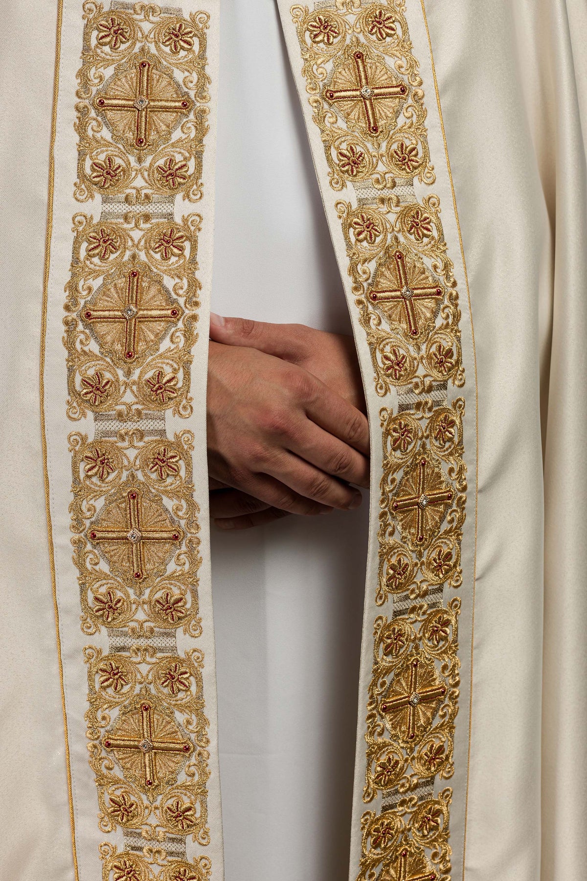 Galão frontal da capa de asperges litúrgica com cruzes e arabescos bordados